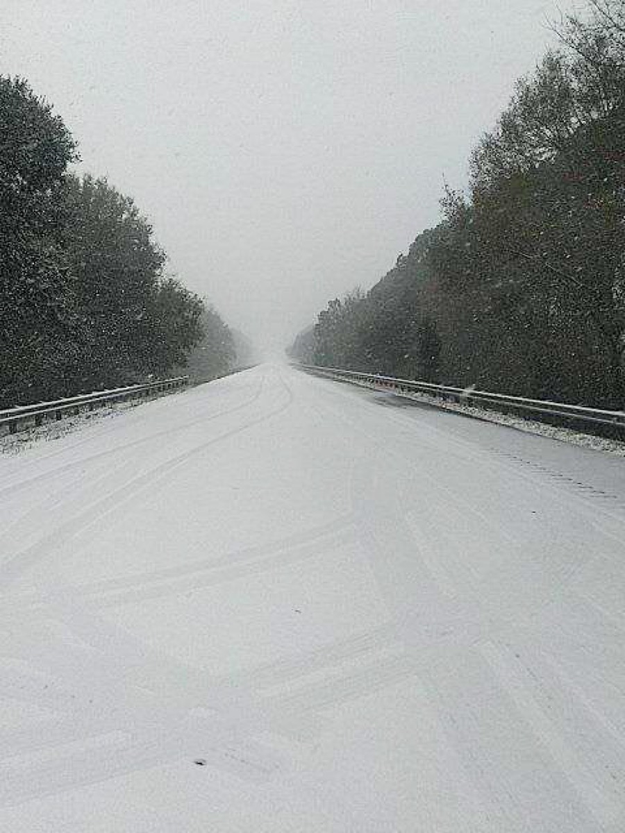 Interstate 10 in Bladwin County covered in snow on January 21, 2025.