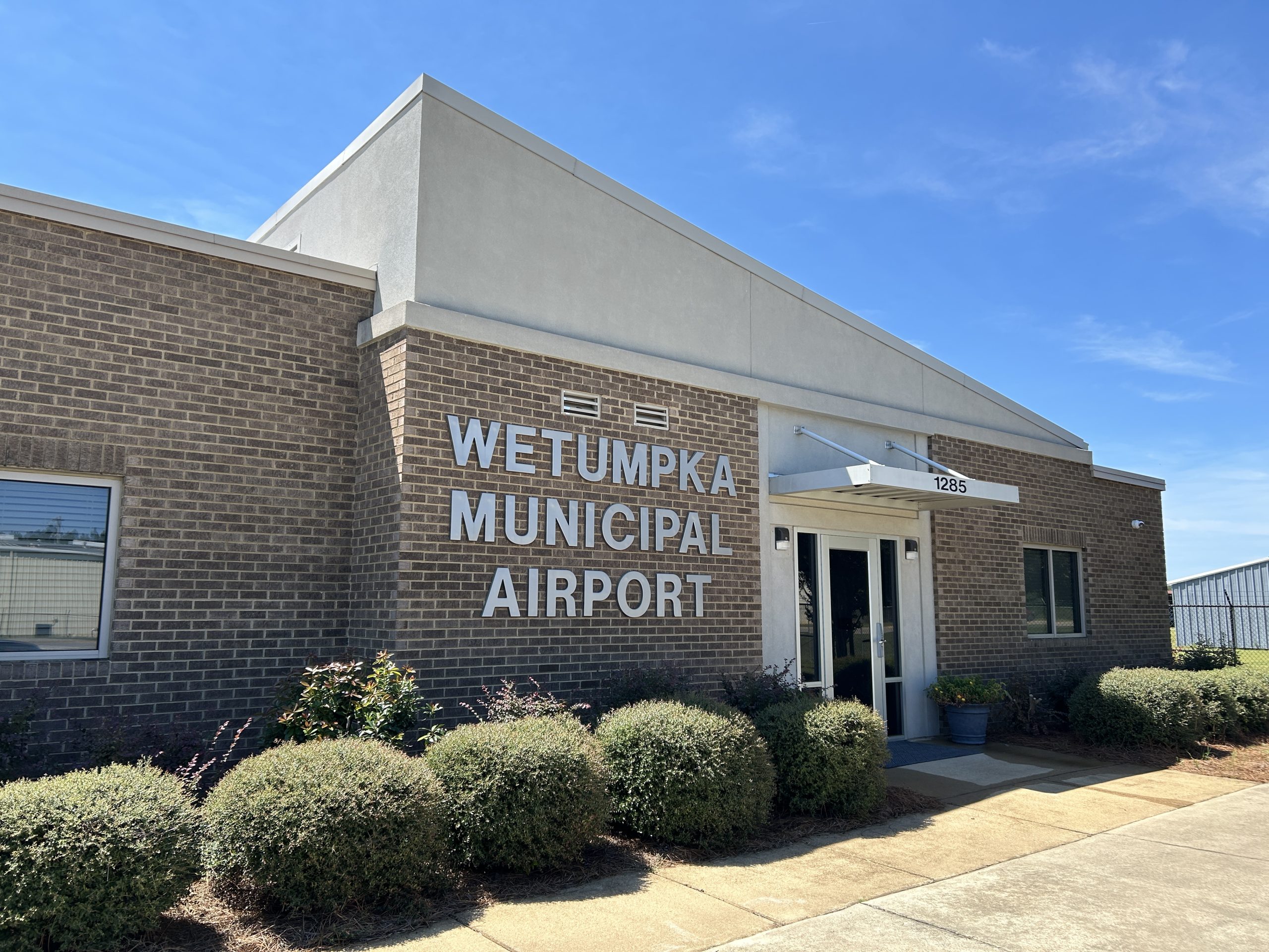 Photo of the Wetumpka Municipal Airport terminal.
